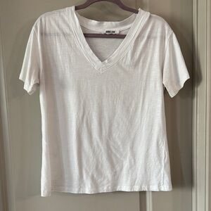 White V-Neck T-Shirt l M